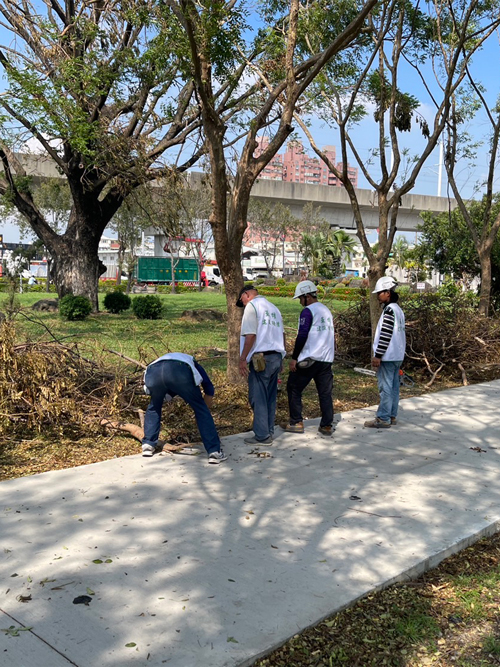 華雄建設機構協助高雄市政府，清理颱風災後的仁武運動公園